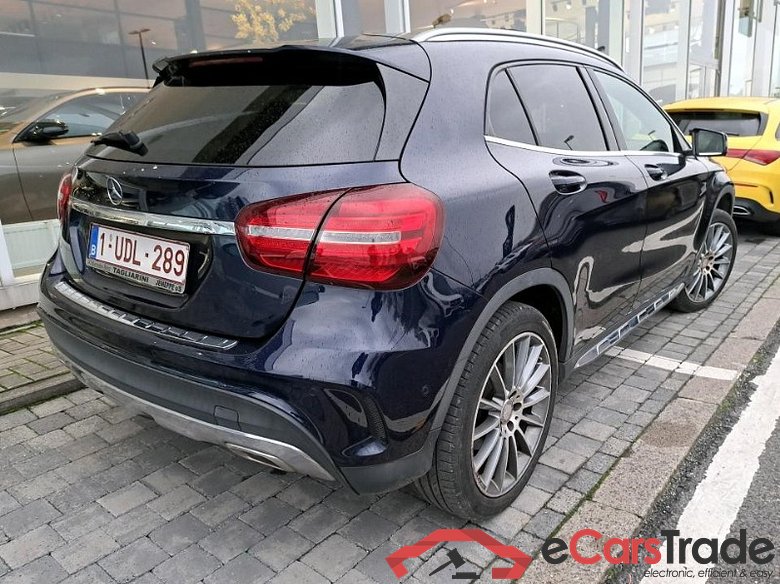 Mercedes GLA 180 d AMG LED-Xenon Command Navi Sport-Leather-Alcantara KeylessGo Klima PDC ... #2