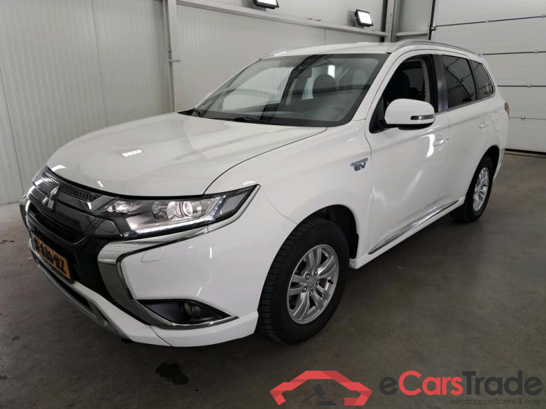 Mitsubishi Outlander '15 Mitsubishi Outlander PHEV Pure 5d