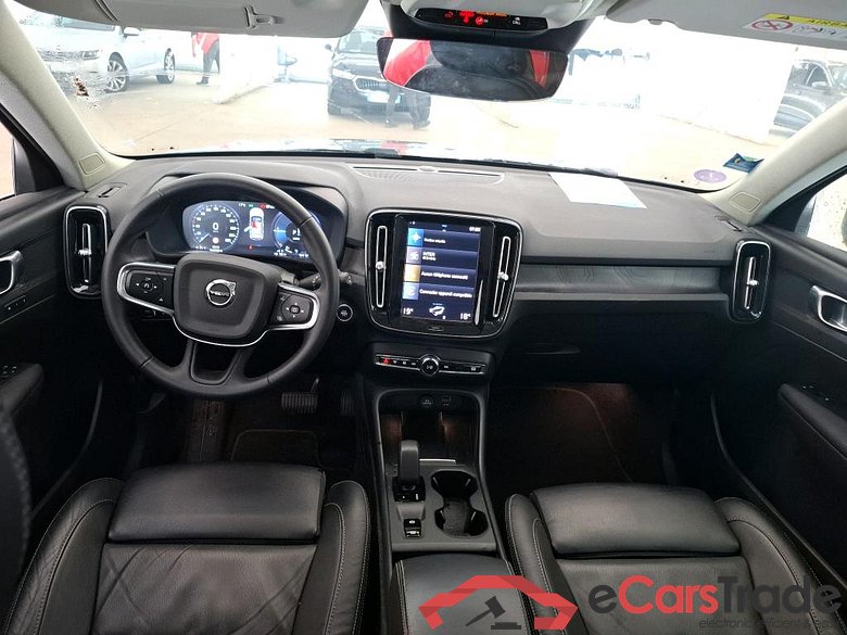 VOLVO XC40 / 2022 / 5P / SUV Recharge T4 211 DCT7 Start #5