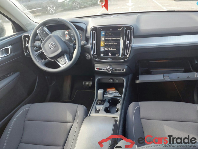 VOLVO XC40 / 2017 / 5P / todoterreno 2.0 B3 G Momentum Pro Auto #3