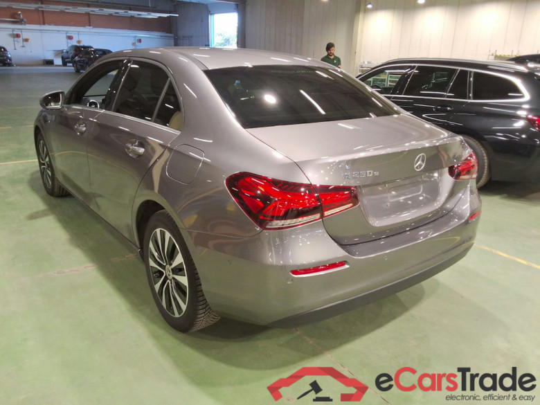 MERCEDES-BENZ A-CLASS LIMOUSINE 1.3 A 250 E DCT #2