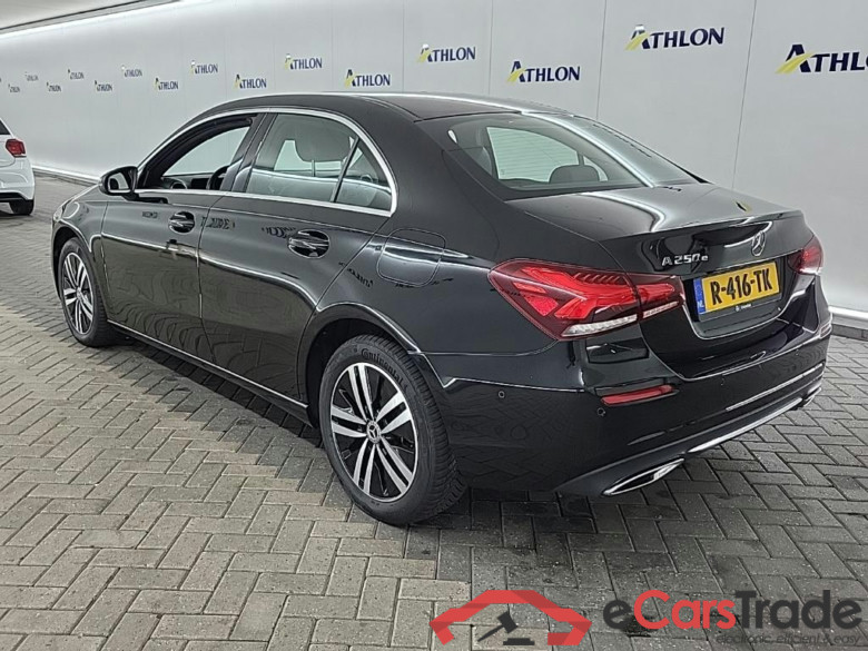 MERCEDES-BENZ A-Klasse Limousine A 250 e DCT Luxury Line 4D 160kW #4