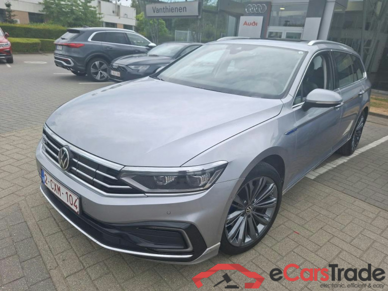 VOLKSWAGEN - VW  PASSAT VARIANT TSI 218PK DSG6 GTE Business Pack Design & Comfort & 14 Way Ergo Seat & Travel Assist Plus & Area View & Electric Foldable Trailer Hook * HYBRID *