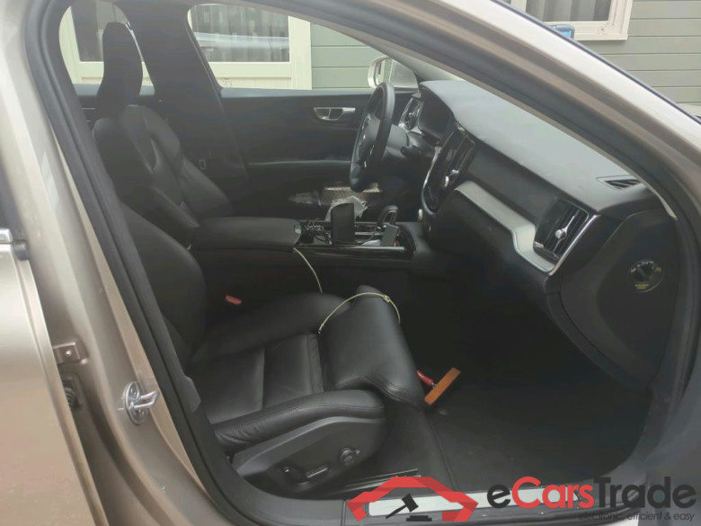 Volvo V60 T6 AWD Plug-in Hybrid Plus - Bright 5d + Pano #5