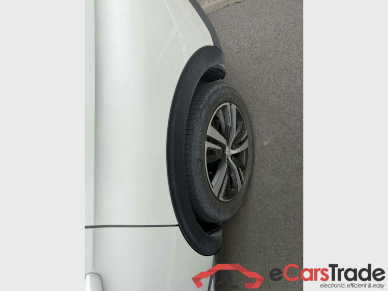 PEUGEOT 5008 1.2 PureTech Allure #5
